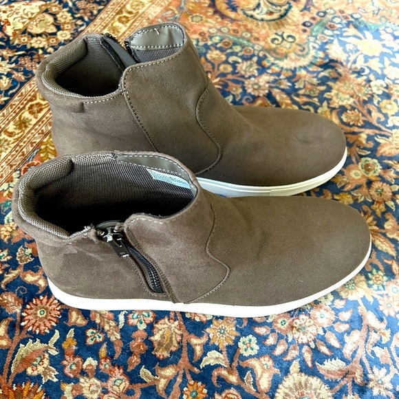 Izod Shoes - NWOT Izod grey/taupe suede side zip shirt boots. Size 8. Comfy and versatile